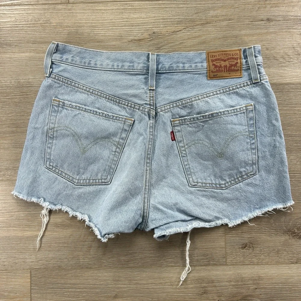 Levi's 501 Size 32 High Rise Distressed Button Fly Denim Shorts Light‎ Wash